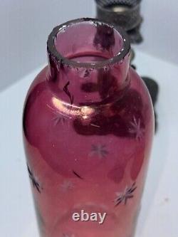 2 Porte-bougies en verre cranberry gravé et argenté de style Art Nouveau