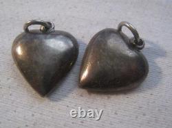 (2) Vintage Sterling Argent Repousse Puffy Coeur Charms Paire