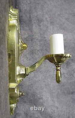 Appliques Art Déco en fonte plaquée laiton par paire, vers 1930, restaurées.