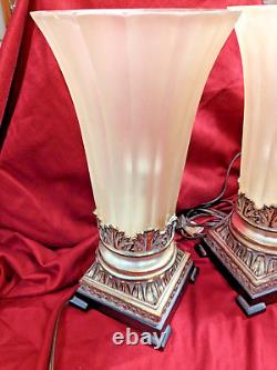 Associez 2 lampes de table/boudoir vintage Uttermost avec des abat-jour en acrylique/Lucite
