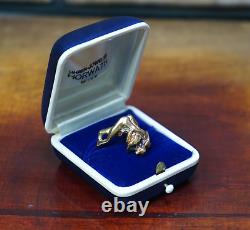 Bague d'artisan en argent doré représentant un couple d'amoureux de l'époque hippie vintage et unique du milieu du siècle.