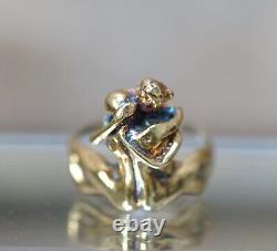 Bague d'artisan en argent doré représentant un couple d'amoureux de l'époque hippie vintage et unique du milieu du siècle.