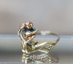 Bague d'artisan en argent doré représentant un couple d'amoureux de l'époque hippie vintage et unique du milieu du siècle.