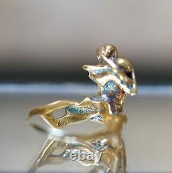 Bague d'artisan en argent doré représentant un couple d'amoureux de l'époque hippie vintage et unique du milieu du siècle.