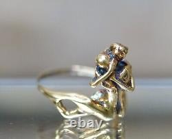 Bague d'artisan en argent doré représentant un couple d'amoureux de l'époque hippie vintage et unique du milieu du siècle.