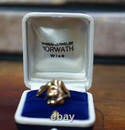 Bague d'artisan en argent doré représentant un couple d'amoureux de l'époque hippie vintage et unique du milieu du siècle.