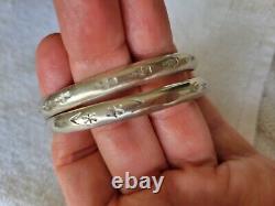 Beau Lot de Bracelets Vintage en Argent Sterling Estampillés Solides Navajo avec Thunderbirds, Étoiles et Flèches