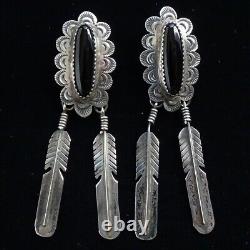 Boucles d'oreilles pendantes percées en onyx noir vintage Navajo avec décoration en stampillage