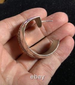 Boucles d'oreilles vintage Navajo en argent sterling JB, larges créoles avec estampillage de designer