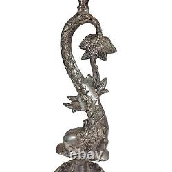 Bougeoir en argent plaqué repoussé de style vintage du milieu du siècle avec dauphin et carpe koï