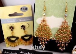 Énorme lot de boucles d'oreilles vintage à aujourd'hui, percées ou clip, avec des strass, certaines signées Monet.