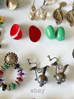 Lot de 130 boucles d'oreilles vintage 2-Sisters EMMONS Avon MONET Sarah Coventry CORO 3Brooch