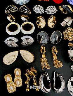 Lot de 16 paires de boucles d'oreilles à clip Vintage CROWN TRIFARI en ton argent et or avec émail, signées.
