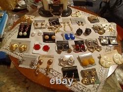 Lot de 27 paires de boucles d'oreilles vintage avec cabochons émaillés en ton or / argent et perles, percées.