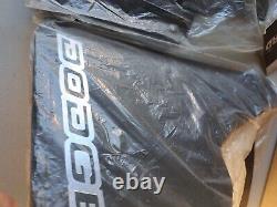 Lot de 2 paires de véritables pare-boue Mopar Dodge 4419055 Flaps de boue Vtg Silver NOS