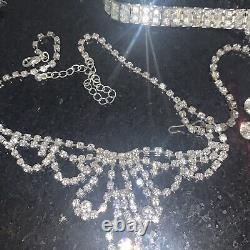 Lot de 40 pièces de bijoux en strass vintage broches boucles d'oreilles colliers bracelets