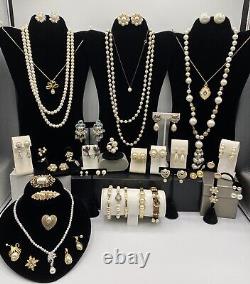 Lot de 62 pièces de bijoux de fantaisie vintage en fausses perles, tons dorés et argentés avec strass