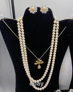 Lot de 62 pièces de bijoux de fantaisie vintage en fausses perles, tons dorés et argentés avec strass