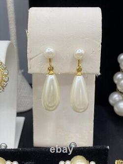 Lot de 62 pièces de bijoux de fantaisie vintage en fausses perles, tons dorés et argentés avec strass