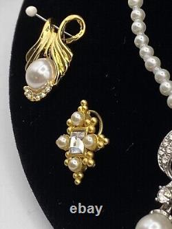 Lot de 62 pièces de bijoux de fantaisie vintage en fausses perles, tons dorés et argentés avec strass