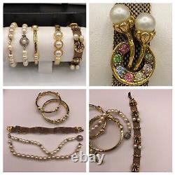 Lot de 62 pièces de bijoux de fantaisie vintage en fausses perles, tons dorés et argentés avec strass