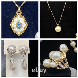 Lot de 62 pièces de bijoux de fantaisie vintage en fausses perles, tons dorés et argentés avec strass