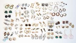Lot de 78 paires de boucles d'oreilles principalement vintage, certaines signées, collection éclectique de haute qualité.