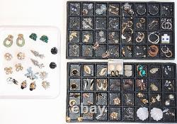 Lot de 78 paires de boucles d'oreilles principalement vintage, certaines signées, collection éclectique de haute qualité.