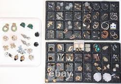 Lot de 78 paires de boucles d'oreilles principalement vintage, certaines signées, collection éclectique de haute qualité