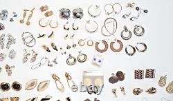 Lot de 78 paires de boucles d'oreilles principalement vintage, certaines signées, collection éclectique de haute qualité.