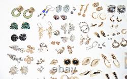Lot de 78 paires de boucles d'oreilles principalement vintage, certaines signées, collection éclectique de haute qualité.