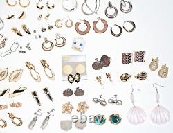 Lot de 78 paires de boucles d'oreilles principalement vintage, certaines signées, collection éclectique de haute qualité