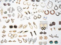 Lot de 78 paires de boucles d'oreilles principalement vintage, certaines signées, collection éclectique de haute qualité.