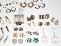 Lot de 78 paires de boucles d'oreilles principalement vintage, certaines signées, collection éclectique de haute qualité.