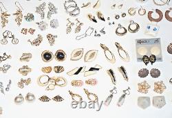 Lot de 78 paires de boucles d'oreilles principalement vintage, certaines signées, collection éclectique de haute qualité.