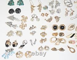 Lot de 78 paires de boucles d'oreilles principalement vintage, certaines signées, collection éclectique de haute qualité.