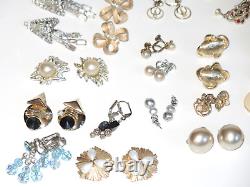 Lot de 78 paires de boucles d'oreilles principalement vintage, certaines signées, collection éclectique de haute qualité.