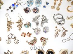 Lot de 78 paires de boucles d'oreilles principalement vintage, certaines signées, collection éclectique de haute qualité.