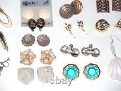 Lot de 78 paires de boucles d'oreilles principalement vintage, certaines signées, collection éclectique de haute qualité