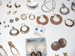 Lot de 78 paires de boucles d'oreilles principalement vintage, certaines signées, collection éclectique de haute qualité.