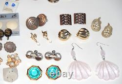 Lot de 78 paires de boucles d'oreilles principalement vintage, certaines signées, collection éclectique de haute qualité.