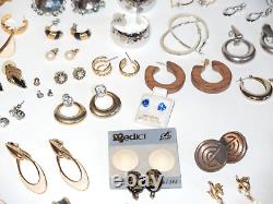 Lot de 78 paires de boucles d'oreilles principalement vintage, certaines signées, collection éclectique de haute qualité.