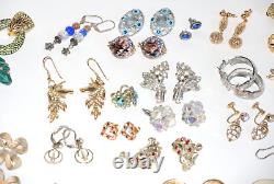 Lot de 78 paires de boucles d'oreilles principalement vintage, certaines signées, collection éclectique de haute qualité.