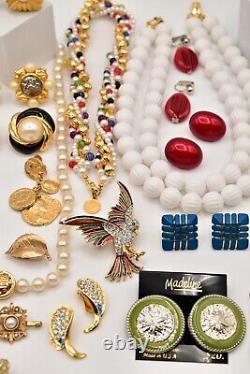 Lot de bijoux vintage Givenchy St. John AK Crown Trifari Monet Accessocraft J59