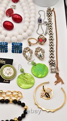 Lot de bijoux vintage Givenchy St. John AK Crown Trifari Monet Accessocraft J59