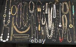 Lot de bijoux vintage à aujourd'hui, signé et non signé, lot de 43 pièces