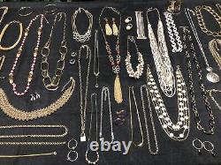 Lot de bijoux vintage à aujourd'hui, signé et non signé, lot de 43 pièces