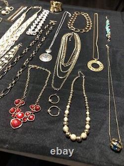 Lot de bijoux vintage à aujourd'hui, signé et non signé, lot de 43 pièces