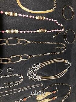Lot de bijoux vintage à aujourd'hui, signé et non signé, lot de 43 pièces