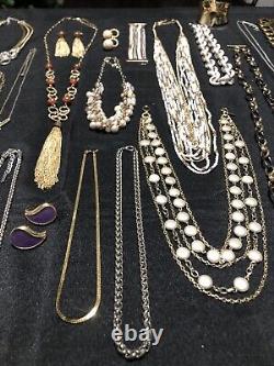Lot de bijoux vintage à aujourd'hui, signé et non signé, lot de 43 pièces
